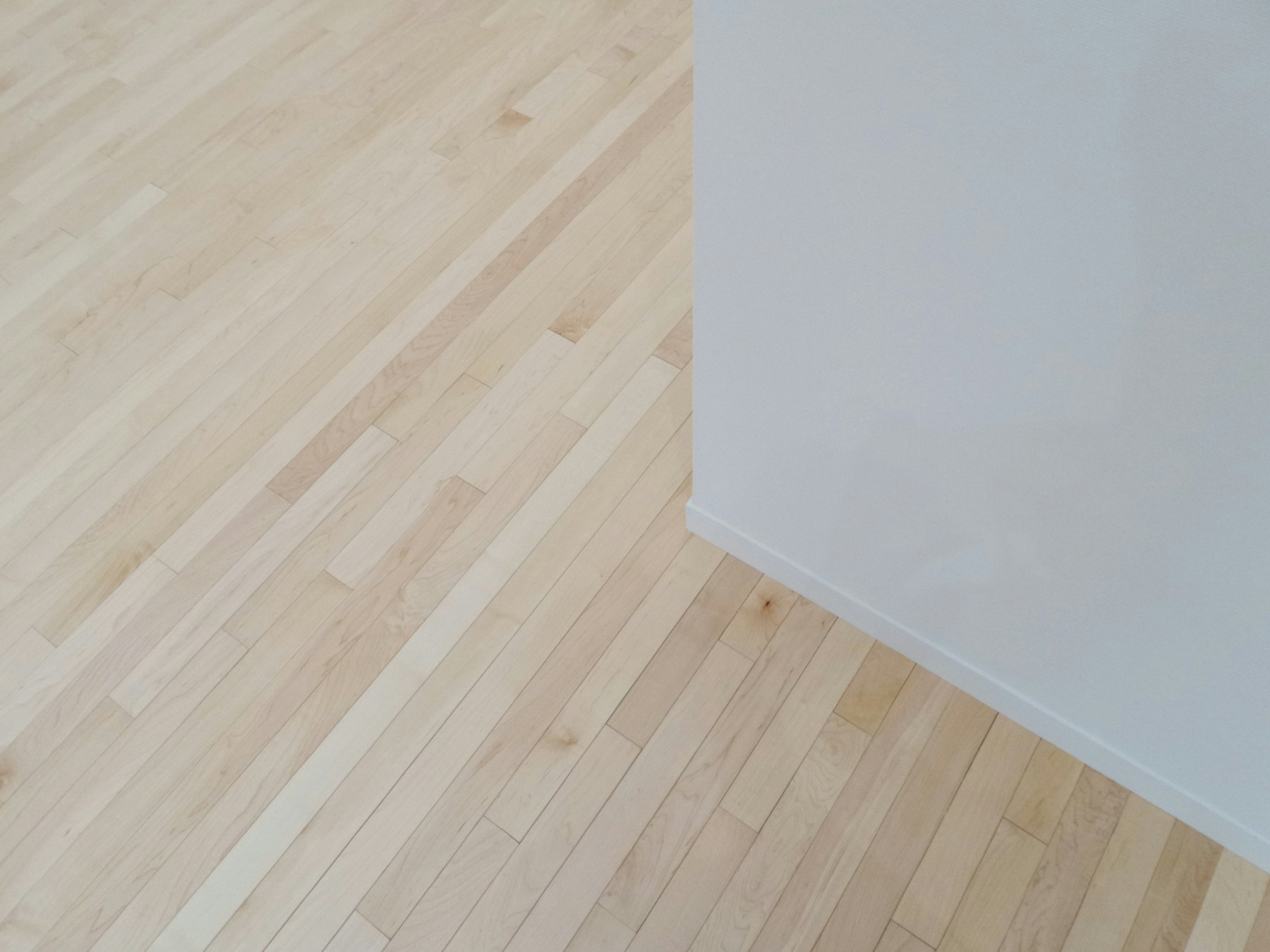Pose d'un parquet flottant clair dans un salon